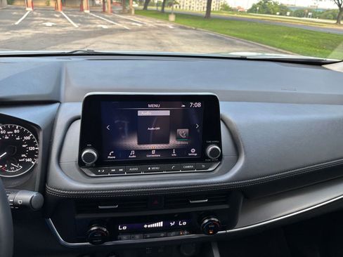 Used 2025 Nissan Rogue SV FWD image 17