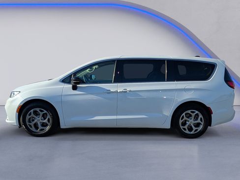 Used 2024 Chrysler Pacifica Limited image 6