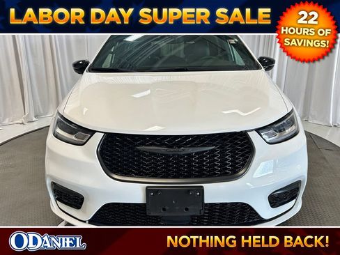 Used 2025 Chrysler Pacifica Limited FWD image 27