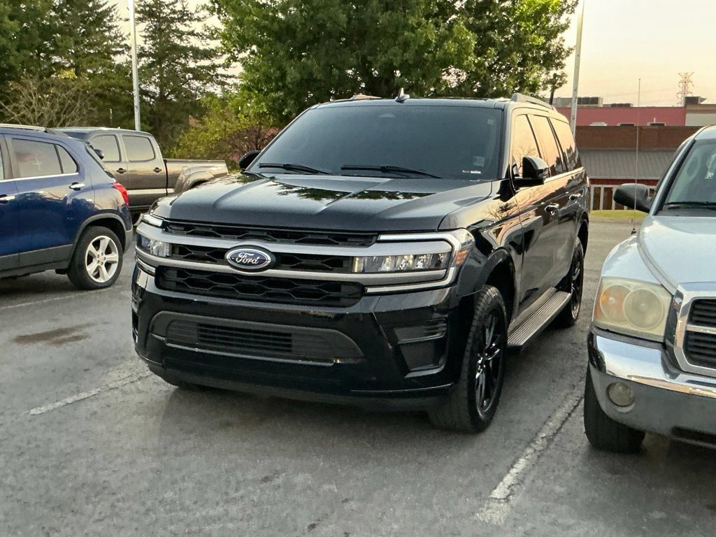 Used 2024 Ford Expedition XLT AWD/4WD image 2
