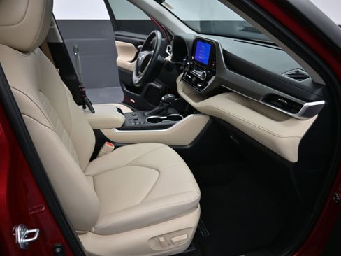 Certified 2024 Toyota Highlander XLE image 22