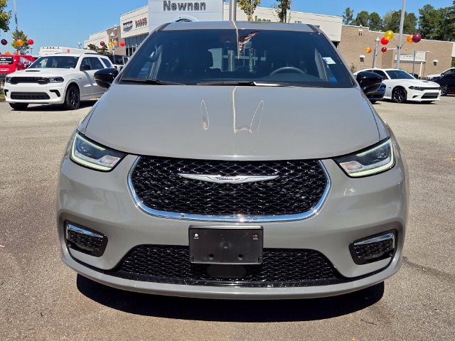 Used 2025 Chrysler Pacifica Select FWD image 2
