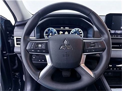 New 2025 Mitsubishi Outlander ES image 2