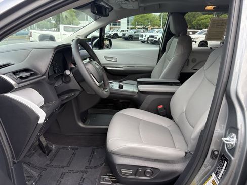 Used 2026 Toyota Sienna XLE FWD image 3
