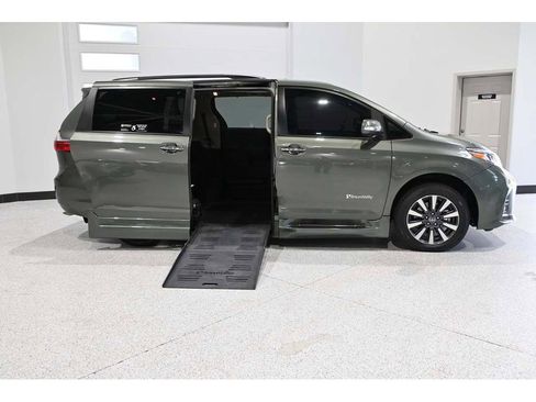 Used 2020 Toyota Sienna Limited Premium FWD image 17