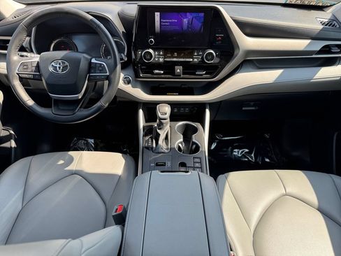 Used 2023 Toyota Highlander XLE AWD/4WD image 12