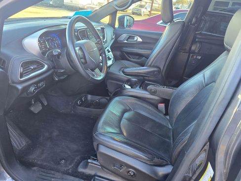 Used 2021 Chrysler Pacifica Touring-L w/ Uconnect Theater Family Group image 14