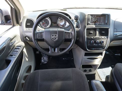 Used 2018 Dodge Grand Caravan SE w/ UConnect Hands-Free Group FWD image 19