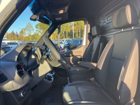 Used 2025 Mercedes-Benz Sprinter 2500 image 9