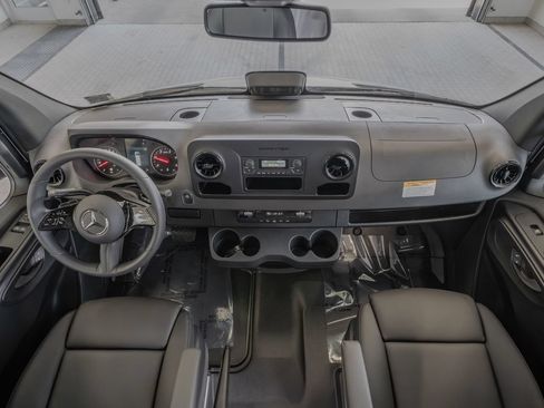 Used 2025 Mercedes-Benz Sprinter 2500 image 8
