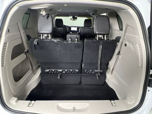 Used 2024 Chrysler Pacifica Touring-L AWD/4WD image 25