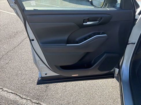 Used 2023 Toyota Highlander L image 11