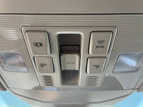 Used 2025 Volkswagen Jetta SE FWD image 32