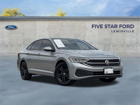 Used 2022 Volkswagen Jetta SE w/ Panoramic Sunroof Package FWD image 2