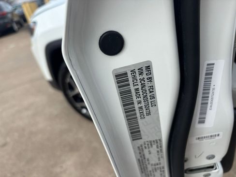 Used 2025 Jeep Compass Limited image 29