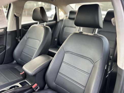 Used 2022 Volkswagen Passat 2.0T SE image 16