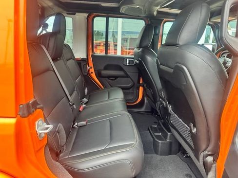Used 2025 Jeep Wrangler Unlimited Sahara AWD/4WD image 16