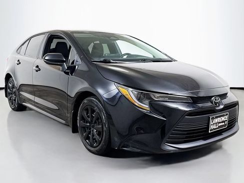Used 2025 Toyota Corolla LE FWD image 3