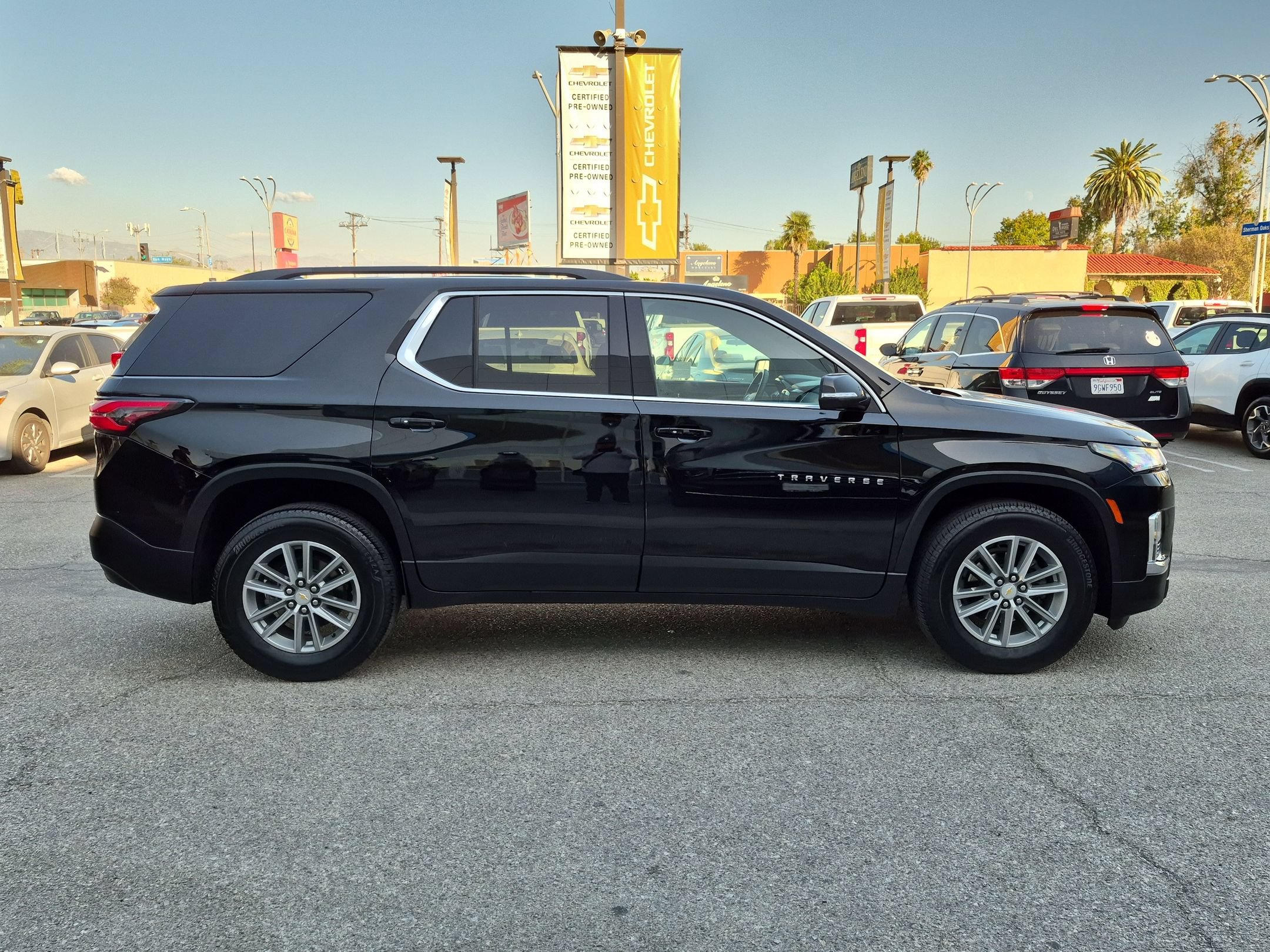 Used 2023 Chevrolet Traverse LT w/ LPO, Floor Liner Package FWD image 4