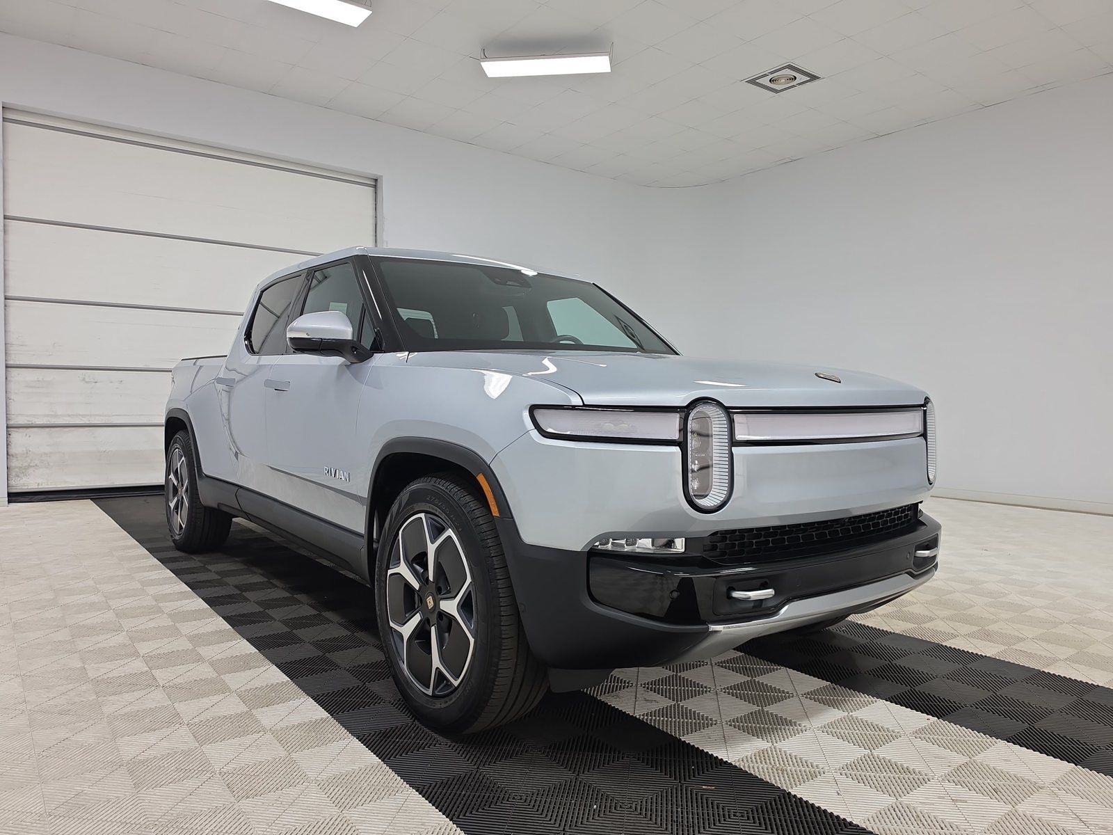 Used 2023 Rivian R1T Adventure Dual AWD/4WD image 7