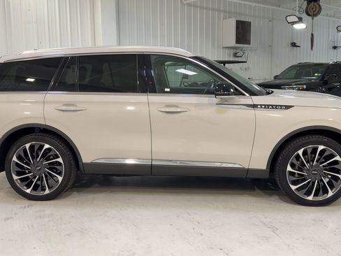 Used 2023 Lincoln Aviator Reserve w/ Equipment Group 201A image 2