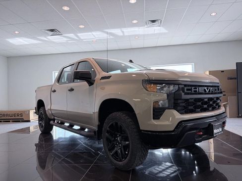 Used 2023 Chevrolet Silverado 1500 Custom Trail Boss w/ LPO, Dark Essentials Package AWD/4WD image 9