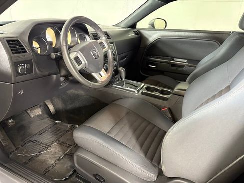 Used 2014 Dodge Challenger SXT image 19
