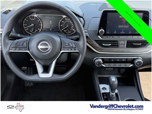Used 2025 Nissan Altima 2.5 SV FWD image 11
