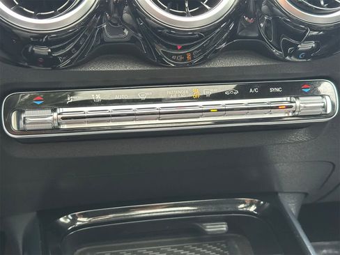 Used 2020 Mercedes-Benz GLB 250 4MATIC w/ Premium Package image 20