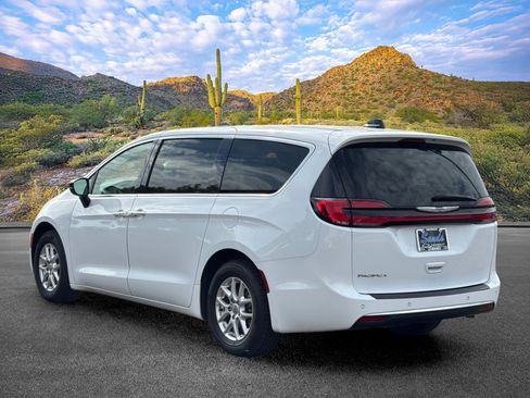 Used 2024 Chrysler Pacifica Touring-L FWD image 6