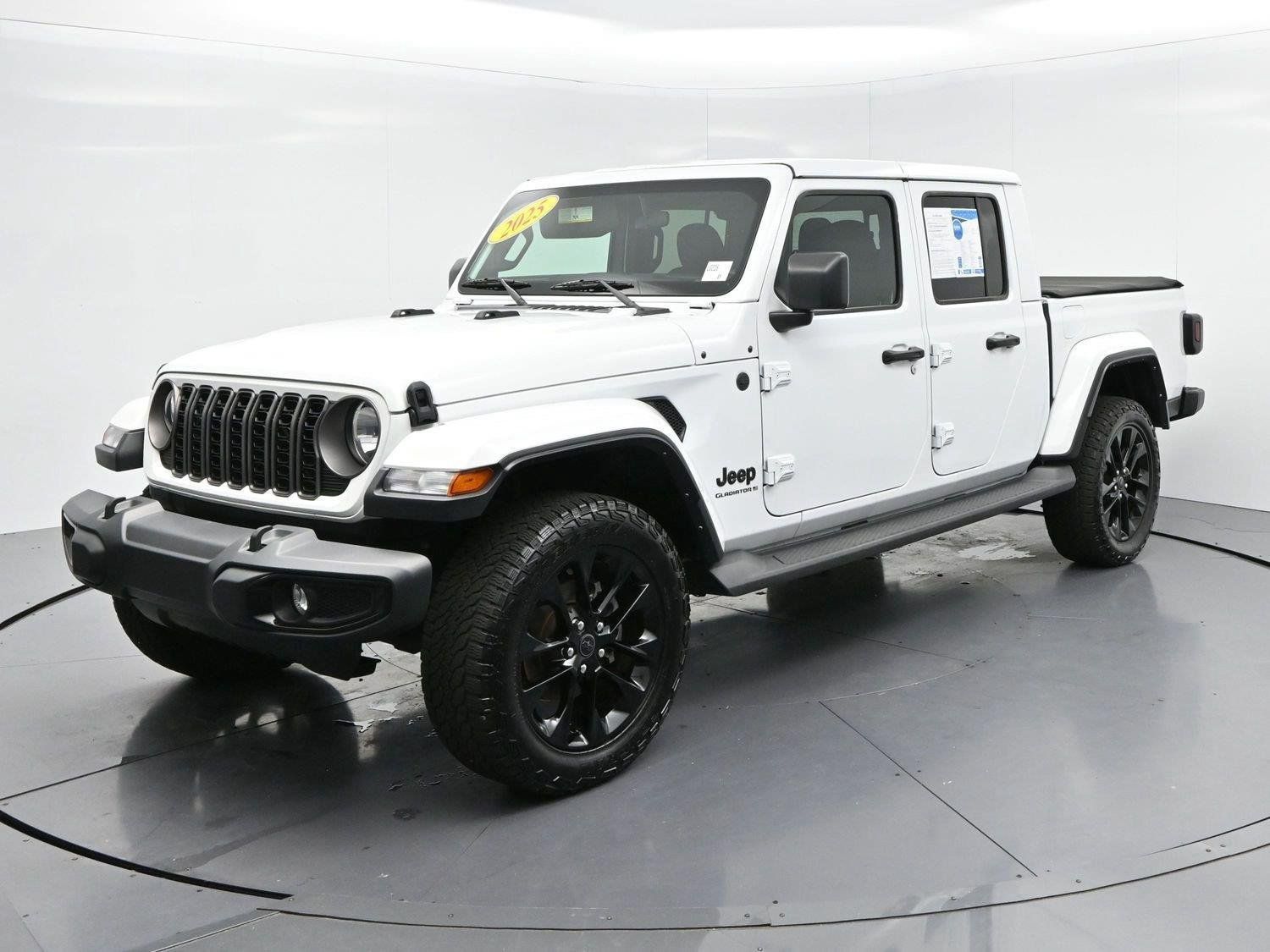 Used 2025 Jeep Gladiator Sport AWD/4WD image 3