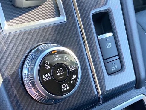 New 2025 Mitsubishi Outlander SE image 18