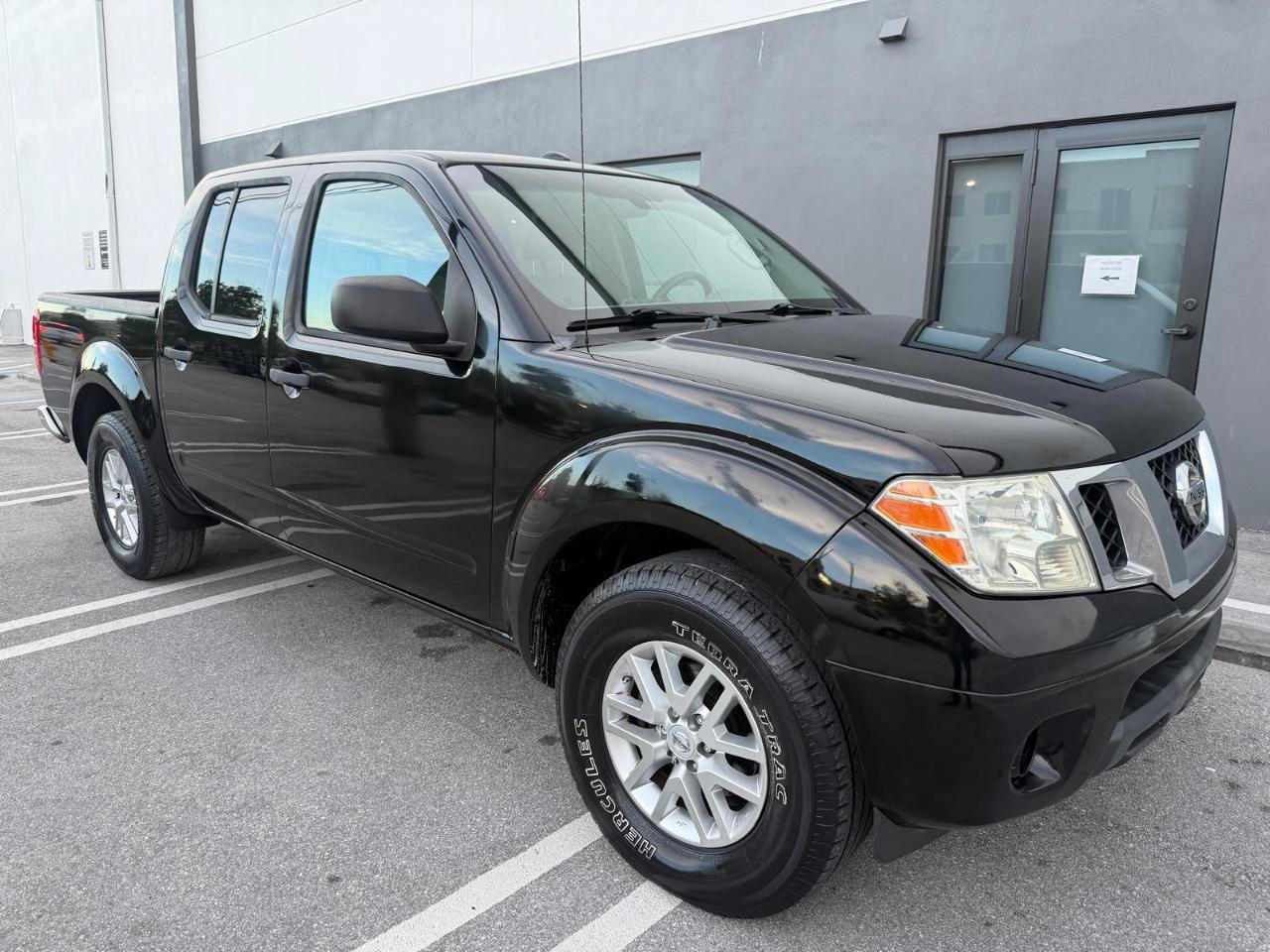 Used 2015 Nissan Frontier SV RWD image 3