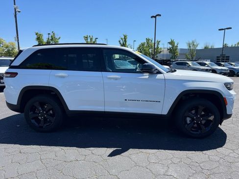 Used 2025 Jeep Grand Cherokee Limited w/ Black Appearance Package AWD/4WD image 10