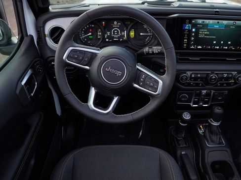 Certified 2025 Jeep Wrangler Unlimited Sahara w/ Safety Group image 21