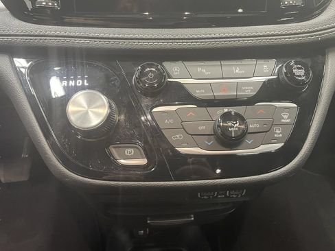 Used 2023 Chrysler Pacifica Touring FWD image 16