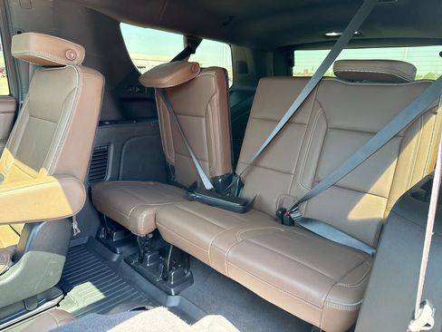 Used 2024 Chevrolet Suburban High Country w/ Premium Package 2 AWD/4WD image 25