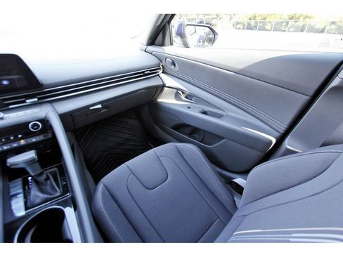 Certified 2025 Hyundai Elantra SEL image 11