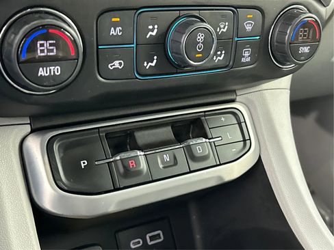 Used 2022 GMC Acadia SLE image 37