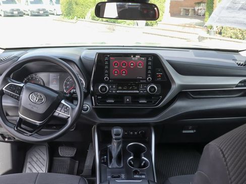 Used 2021 Toyota Highlander L FWD image 29