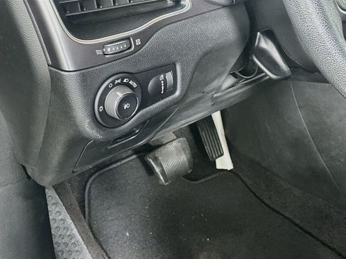 Used 2019 Jeep Cherokee Latitude w/ Popular Appearance Group FWD image 16