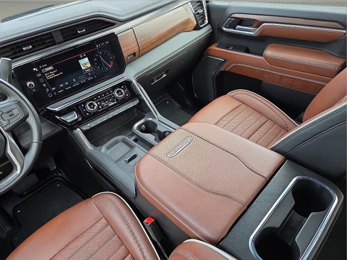 Used 2025 GMC Sierra 2500 Denali Ultimate w/ Max Trailering Package image 12