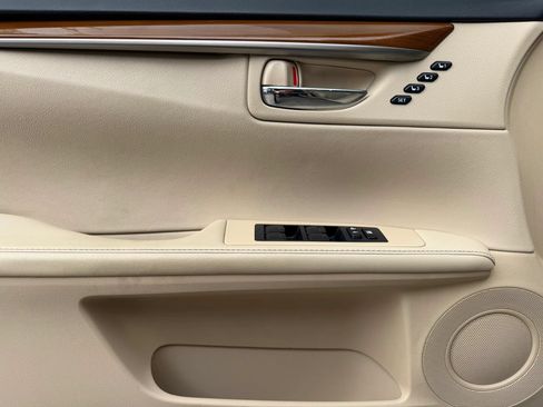 Used 2014 Lexus ES 300h w/ Luxury Package w/Bamboo Trim FWD image 9