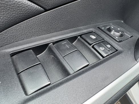 Used 2021 Toyota RAV4 LE AWD/4WD image 10