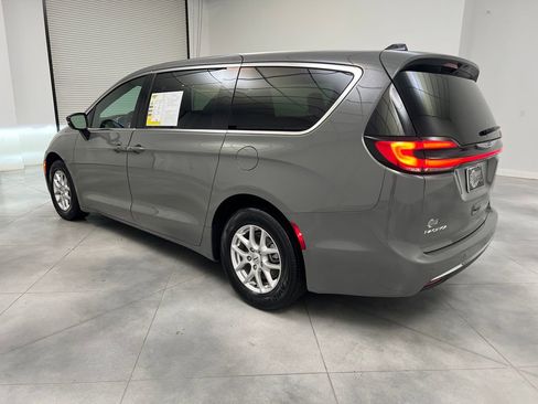 Used 2025 Chrysler Pacifica Select FWD image 5