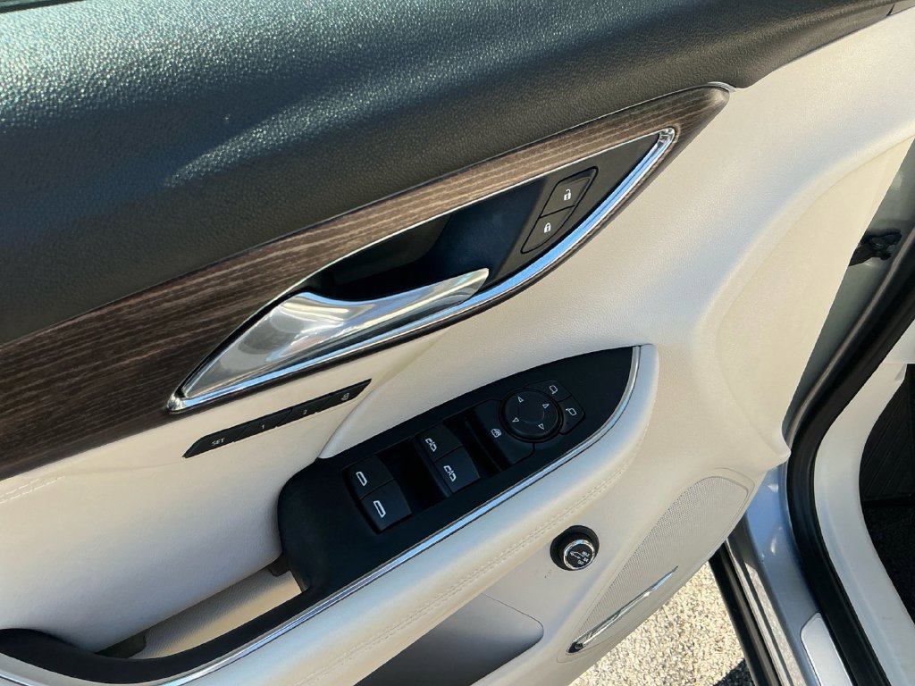 Used 2022 Buick Envision Avenir w/ Technology Package II FWD image 16