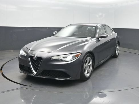 Used 2019 Alfa Romeo Giulia RWD image 2