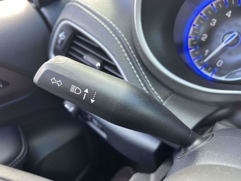 Used 2025 Chrysler Pacifica Select w/ Uconnect Theater Family Group image 34