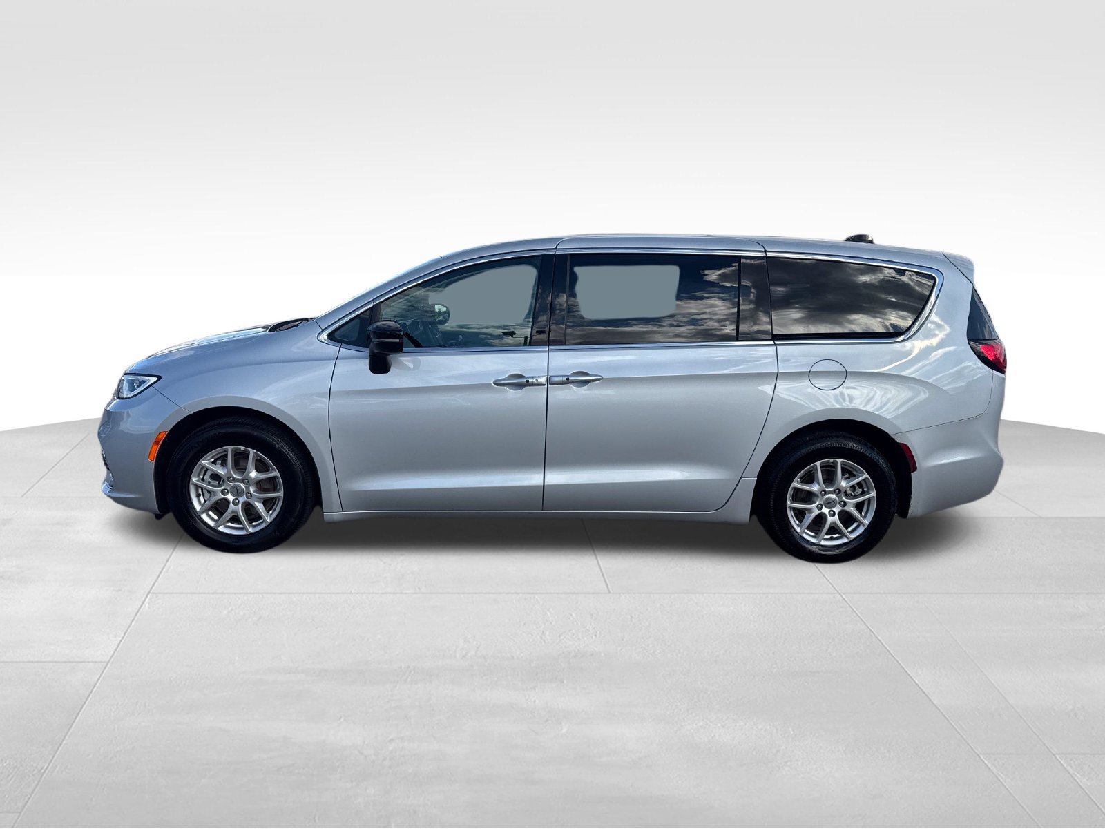 Used 2024 Chrysler Pacifica Touring-L FWD image 16