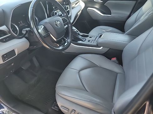 Used 2021 Toyota Highlander XLE AWD/4WD image 9